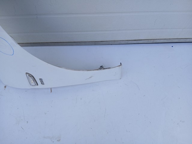 17676 Opel Astra K 2015-2021 Jobb első Sárvédő Fehér 40r a képen látható sérüléssel