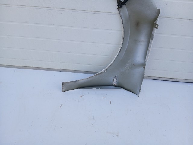 17676 Opel Astra K 2015-2021 Jobb első Sárvédő Fehér 40r a képen látható sérüléssel