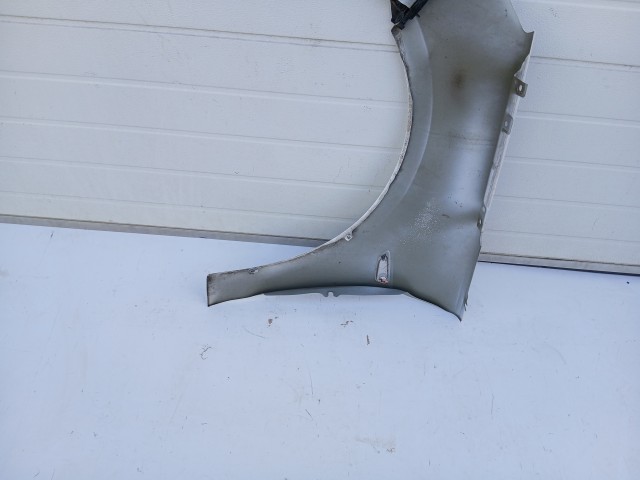 17676 Opel Astra K 2015-2021 Jobb első Sárvédő Fehér 40r a képen látható sérüléssel