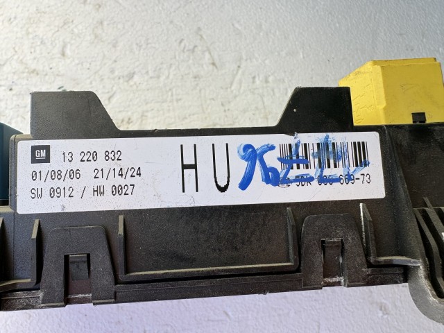 Opel Astra H 2004-2010 Biztosítéktábla Csomagtér Használt