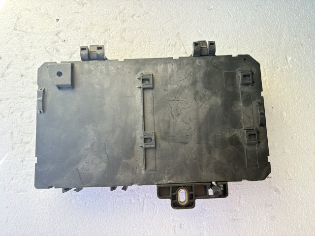 Opel Astra H 2004-2010 Biztosítéktábla Csomagtér Használt