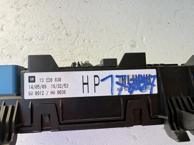 Opel Astra H 2004-2010 Biztosítéktábla Csomagtér Használt
