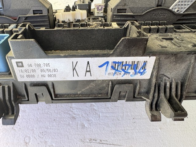 Opel Astra H 2004-2010 Biztosítéktábla Csomagtér Használt