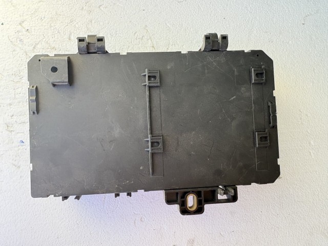 Opel Astra H 2004-2010 Biztosítéktábla Csomagtér Használt