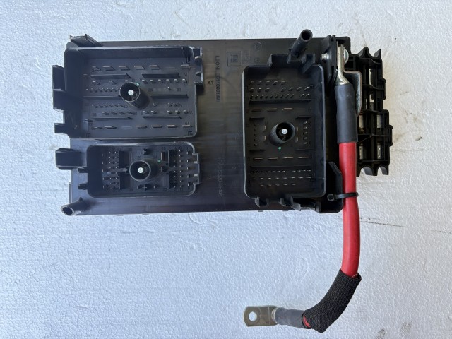 Opel Astra J 2009-2015 Motortéri biztosítéktábla Használt