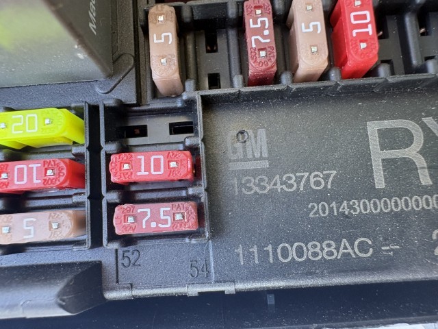 Opel Astra J 2009-2015 Motortéri biztosítéktábla Használt