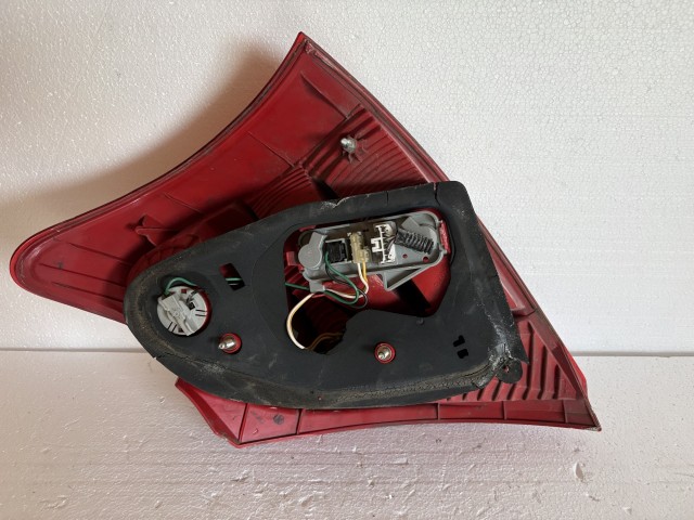 18073 Toyota Yaris II. 2005-2011(xp90) 2005-2011 Bal hátsó Lámpa