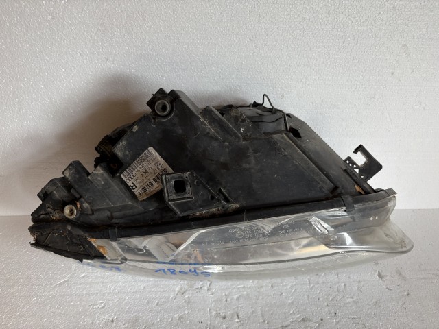 18095 Audi A4 B7  Jobb első Lámpa Fényszóró
