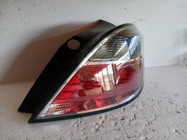 18273 Opel Astra H  Jobb hátsó Lámpa Fényszóró 5 ajtós facelift
