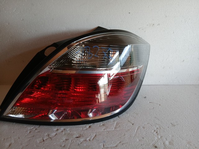 18273 Opel Astra H  Jobb hátsó Lámpa Fényszóró 5 ajtós facelift