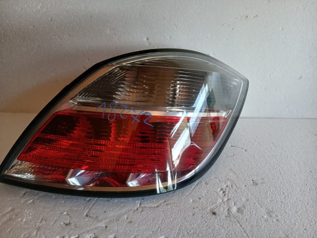 19272 Opel Astra H  Jobb hátsó Lámpa Fényszóró 5 ajtós facelift