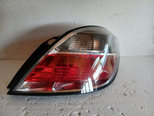 19272 Opel Astra H  Jobb hátsó Lámpa Fényszóró 5 ajtós facelift