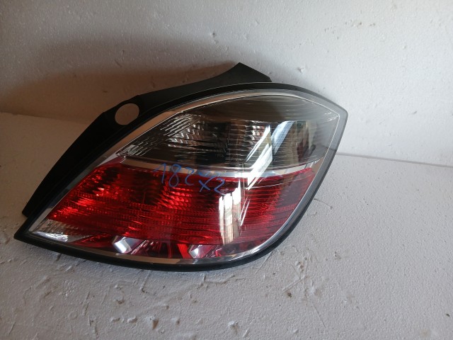 19272 Opel Astra H  Jobb hátsó Lámpa Fényszóró 5 ajtós facelift