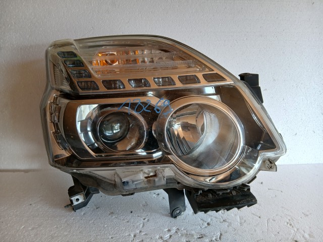 18288 Nissan X-Trail T31 2007-2013 Jobb első Lámpa Fényszóró Xenon