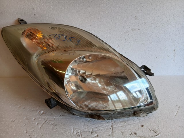 18352 Toyota Yaris II. 2005-2011(xp90)  Jobb elsőLámpa Fényszóró