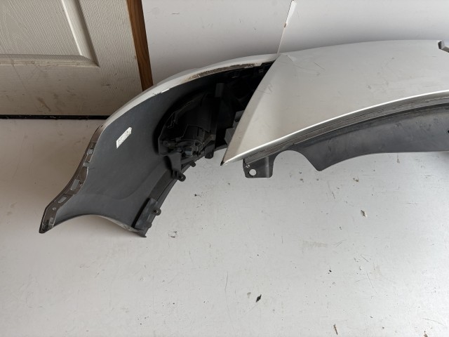 18485 Renault Clio III. 2007-2014 első Lökhárító  Ezüst