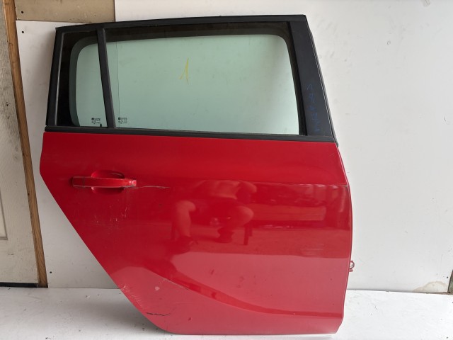 18476 Opel Zafira C 2011-2017 Jobb Hátsó Ajtó Használt Piros Z50B
