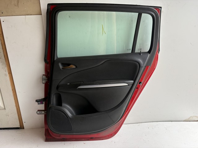 18476 Opel Zafira C 2011-2017 Jobb Hátsó Ajtó Használt Piros Z50B