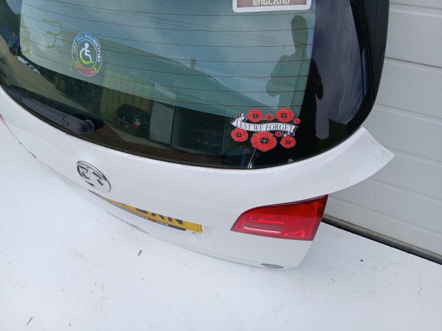 18509 Opel Astra J 2009-2015 Kombi Csomagtérajtó Z40r Fehér