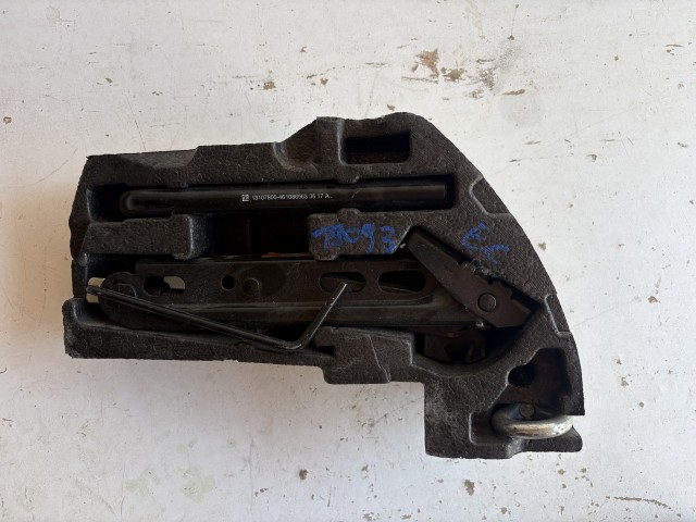 Opel Corsa E Emelő készlet Szerszámok Használt