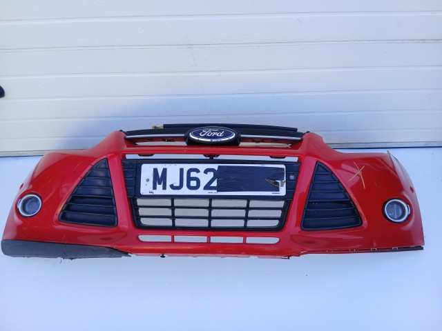 19488 Ford Focus Mk3 2011-2018 első Lökhárító Piros radaros