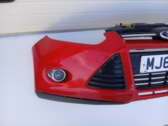 19488 Ford Focus Mk3 2011-2018 első Lökhárító Piros radaros