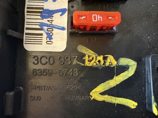 Volkswagen Passat B7 2010-2014 Motortéri biztosítéktábla Használt